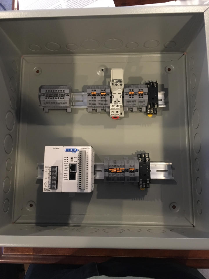 Mounting parts on the DIN rail in the box